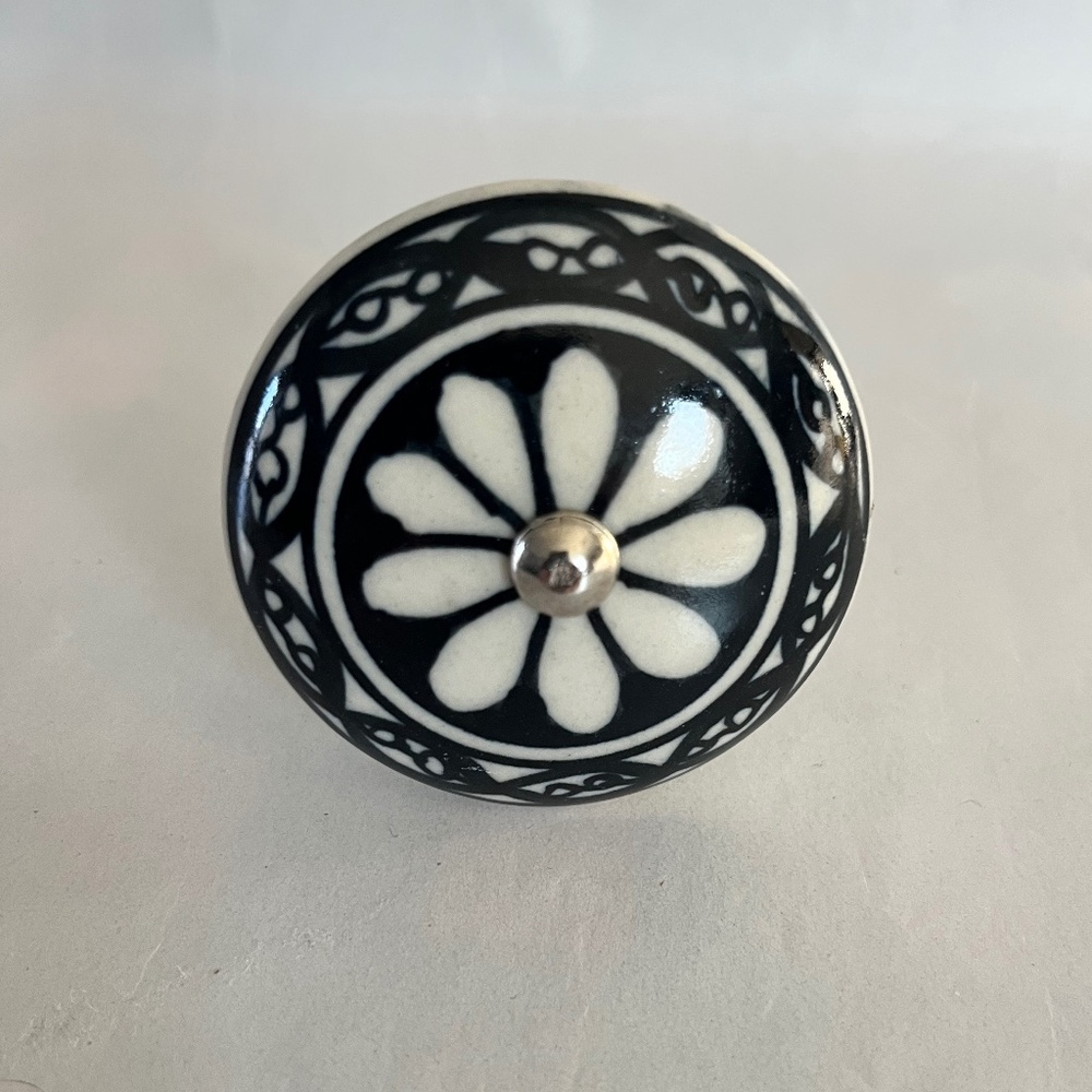 Floral Ceramic Door knob Wine Bottle Stopper Topper Cork black and White